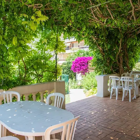 With Swimming Pool In Juan Les Pins شقة